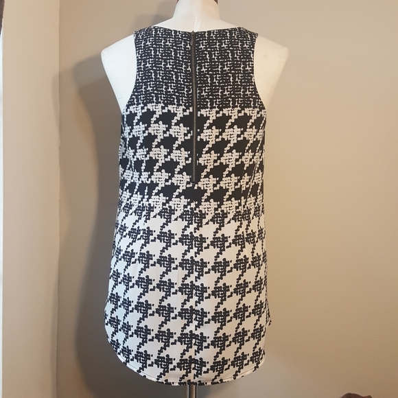 CAbi Houndstooth Broken Check Sleeveless Top - Picture 3 of 9